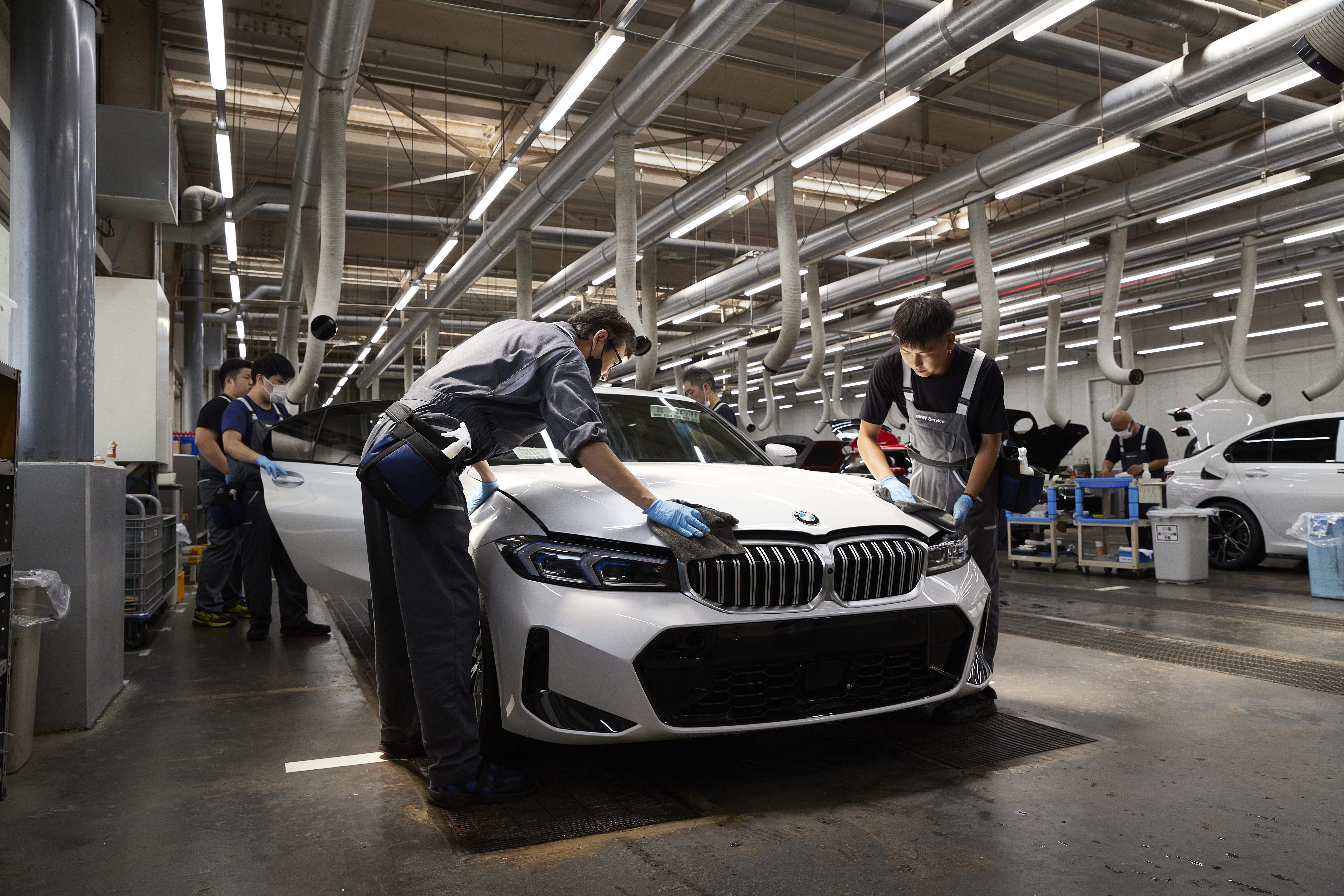 BMW様の新車整備を行う鴻池運輸 松尾営業所