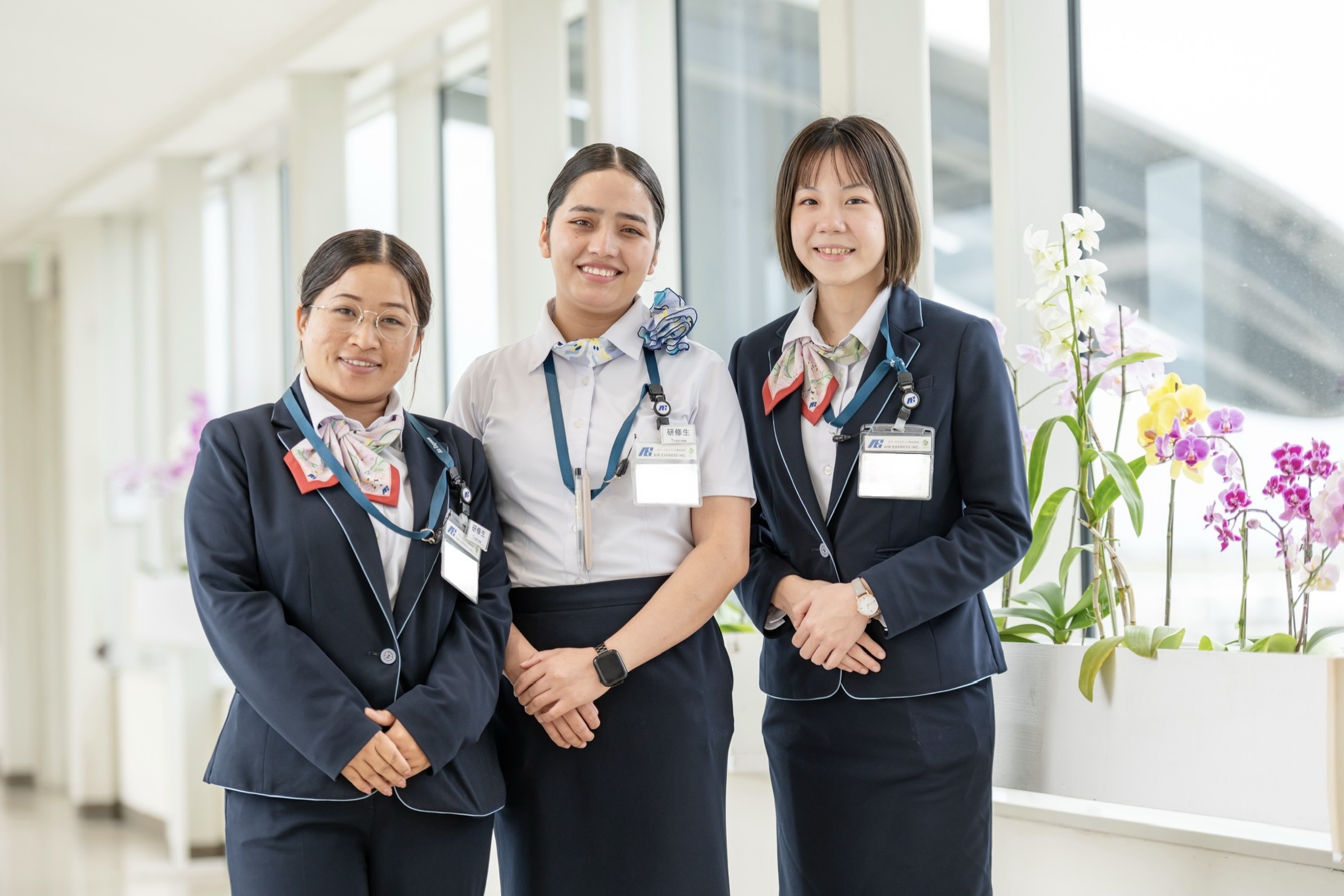 空港ロビーで立っている女性のグランドスタッフ