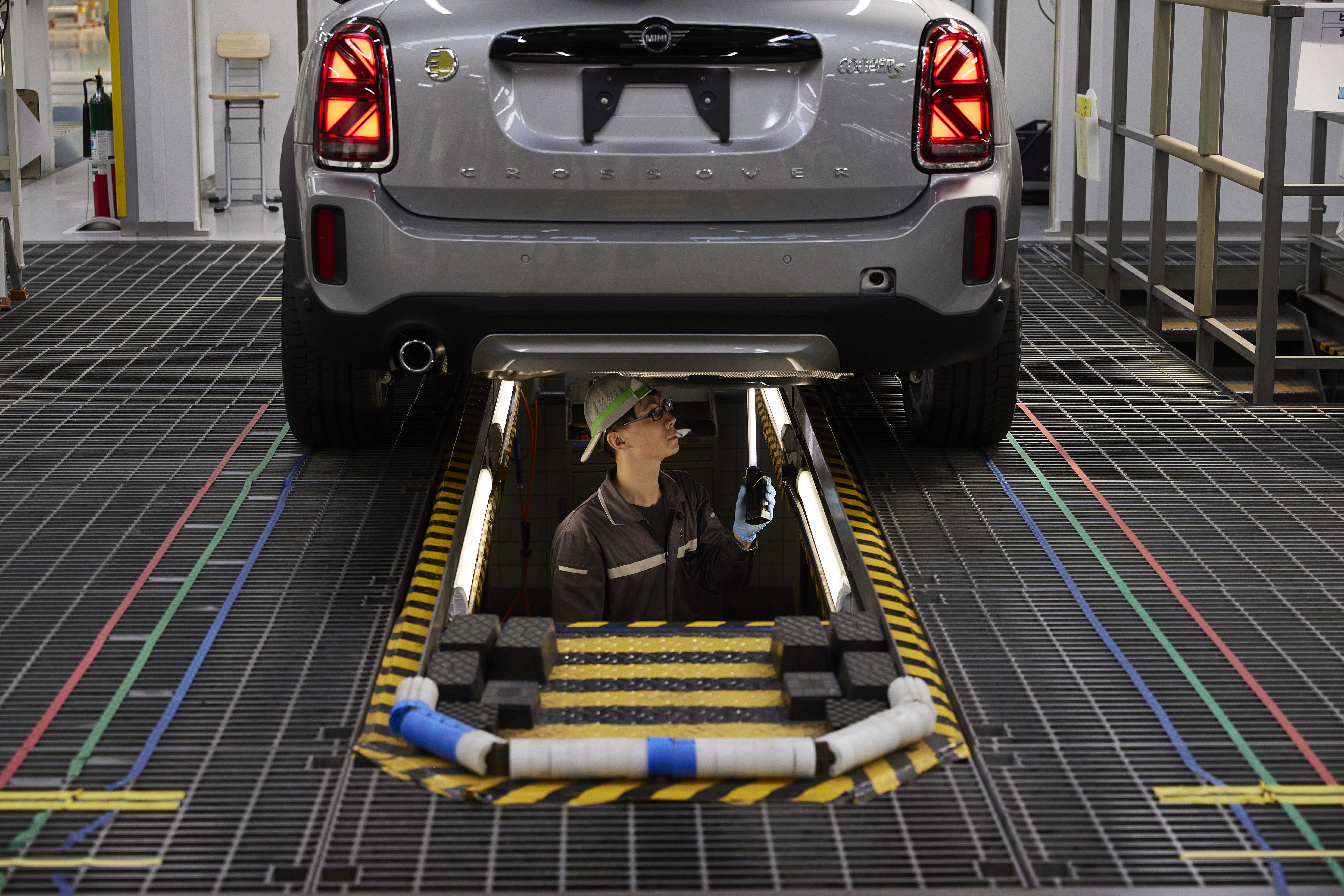 輸入車の国内販売向け車両整備の様子