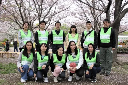 2018年から実施しているのが東京都江戸川区にある大島小松川公園で開催される「小松川千本桜まつり」のボランティア活動。写真は2023年4月の活動参加者。後列右から2人目は髙澤、前列左から2人目は杉田