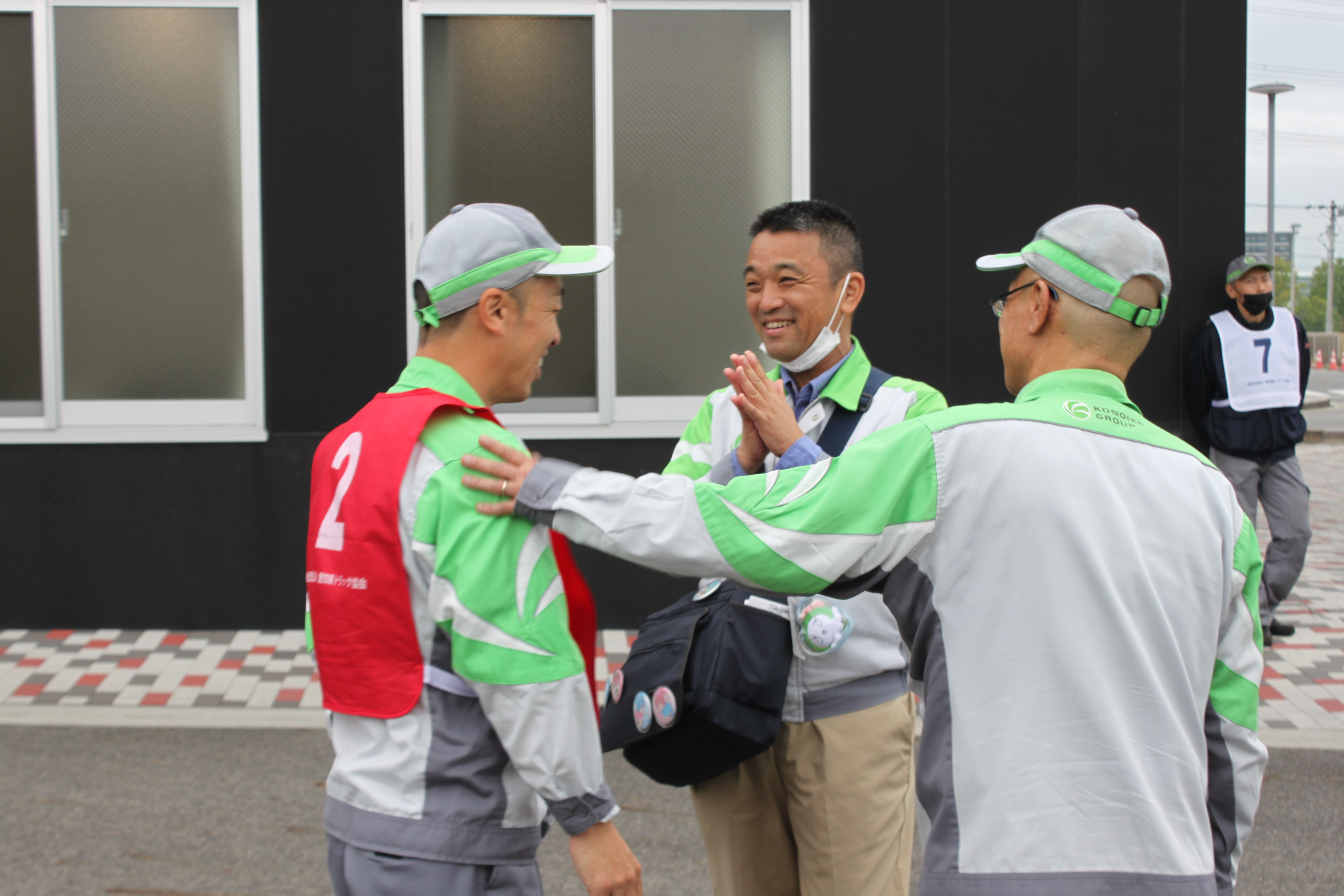 「運転競技」終了後の選手。仲間が駆け付けます。