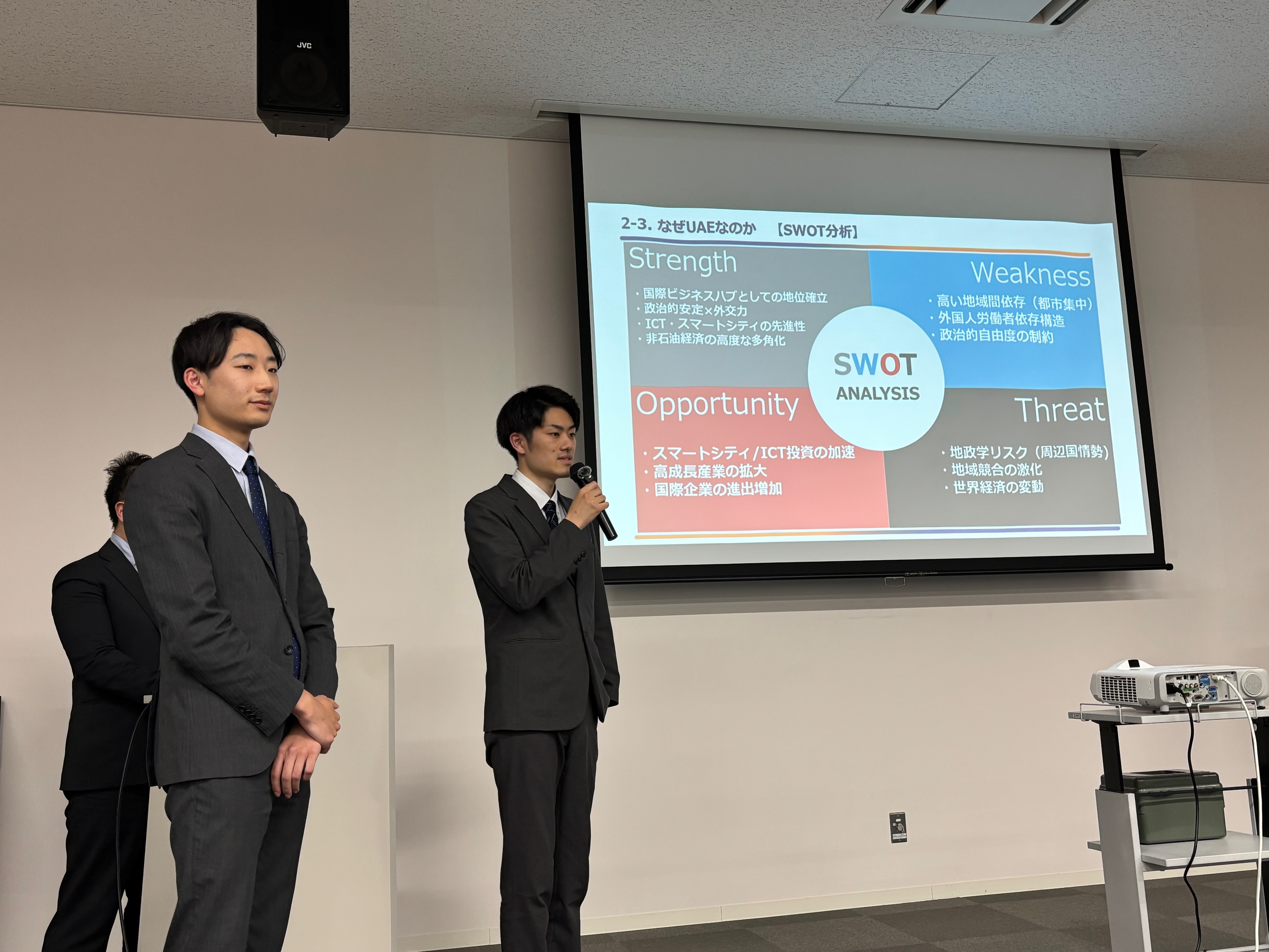 優勝チーム プレゼンの様子