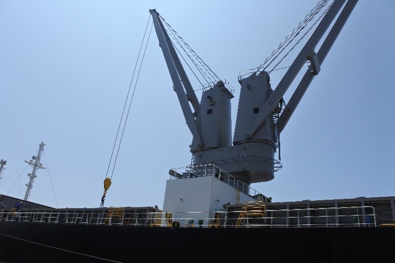 クレーンの耐荷重40t/本の大型クレーン