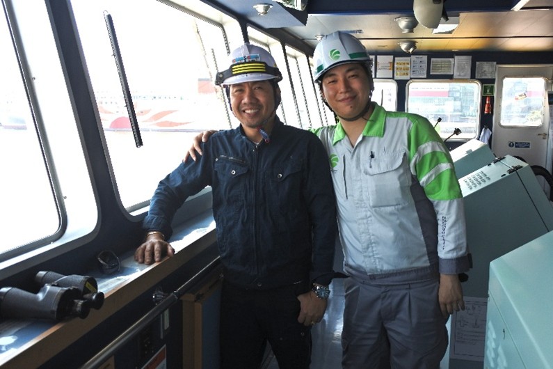 ダボン船長（左）と鴻池運輸の松林スタッフ（右）