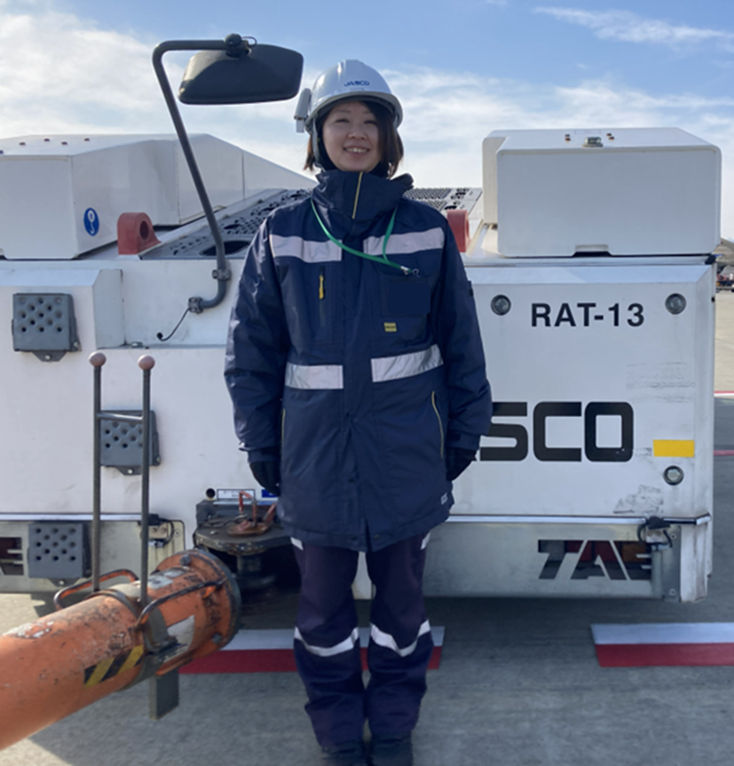 プッシュバック業務を担う白井志乃さん。シミュレーターと実機訓練を重ねながら、確かな技術を磨いている