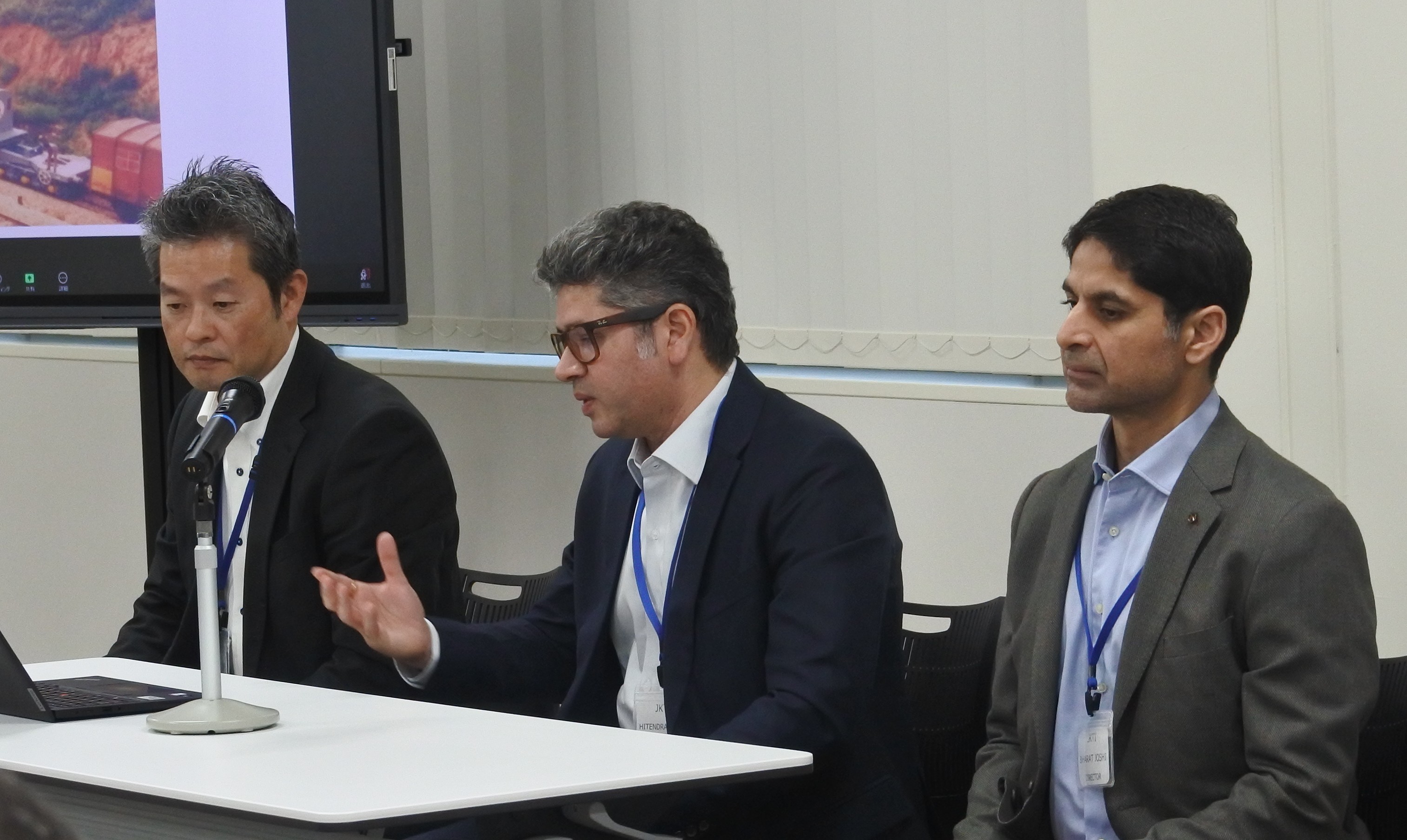 JKTI経営陣によるプレゼン