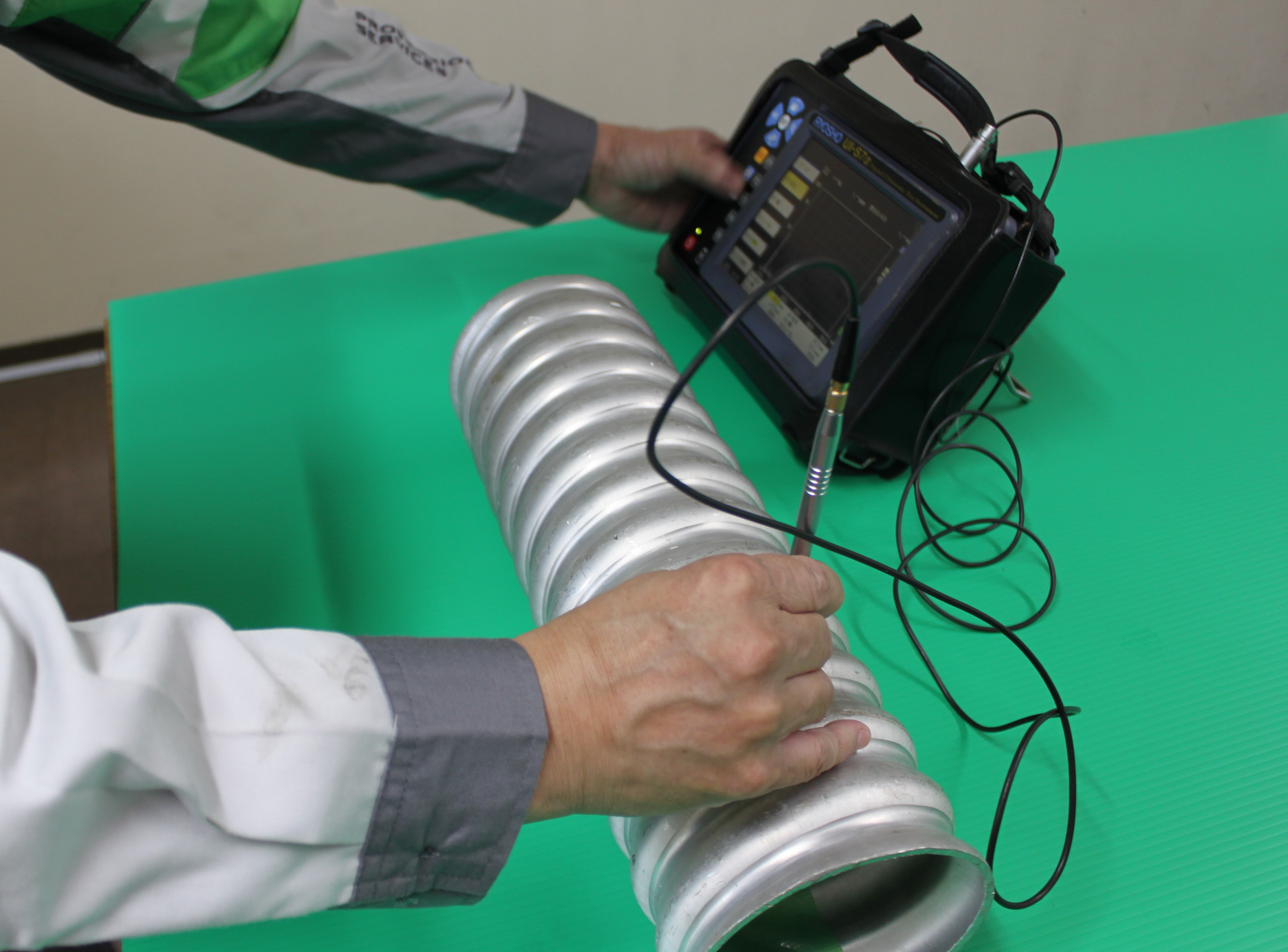 超音波を入射し、パイプの厚みをミリ単位で測定する