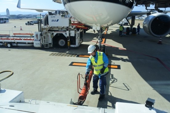 航空機とトーイングカーを接続する廣重